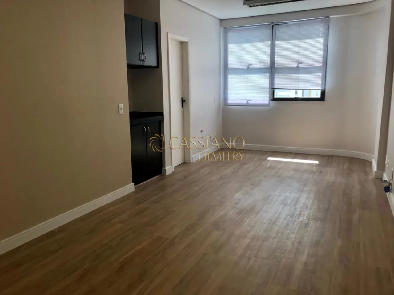 Sala comercial para locação de 28m² | 01 banheiro e 01 vaga de garagem | Edifício Profissi - Foto 4