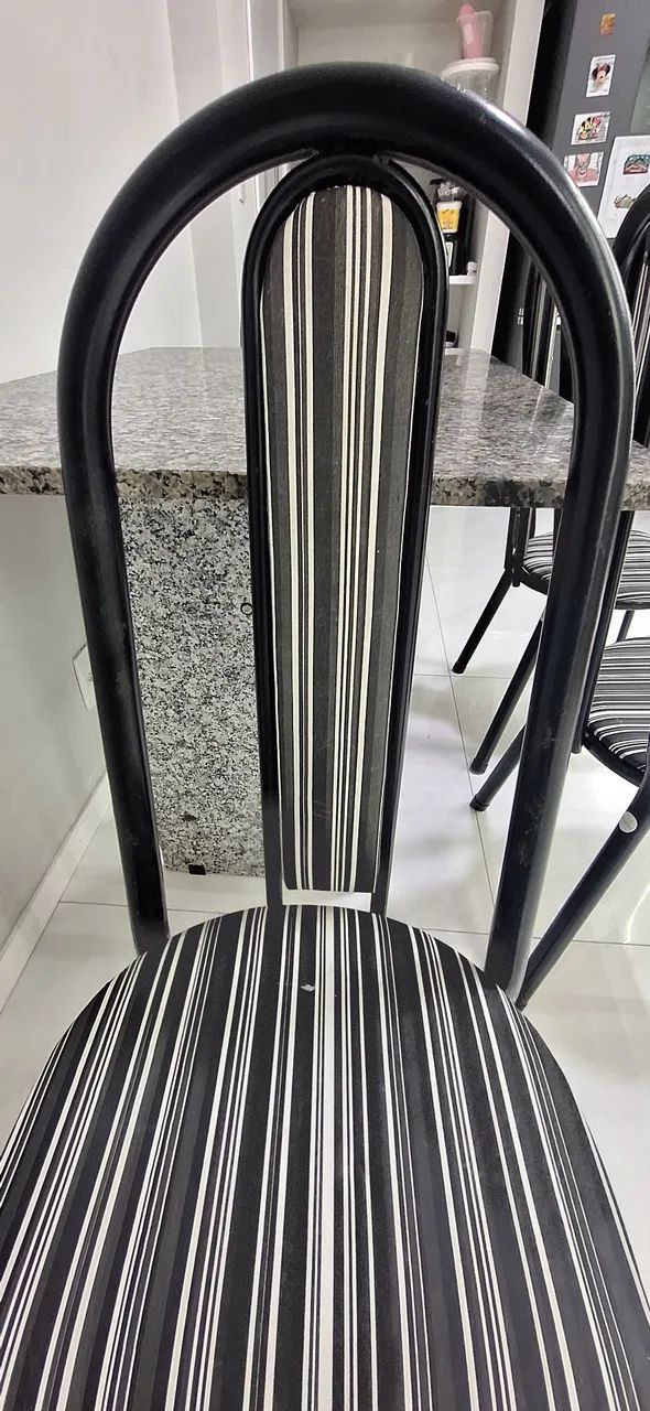 Mesa de Mármore com 04 cadeiras - Foto 4