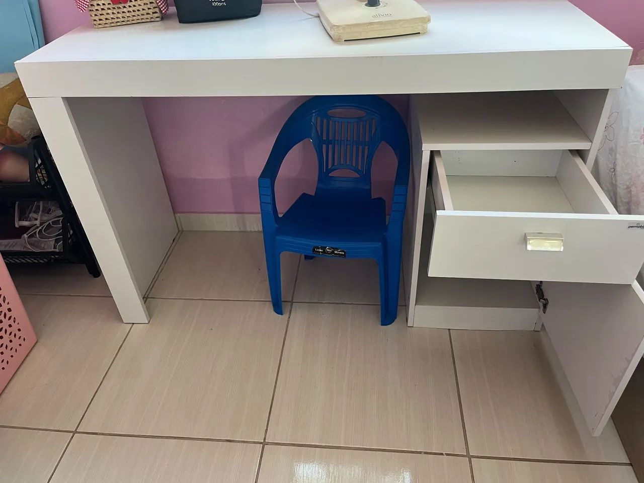 Escrivaninha com Gaveteira Lateral.