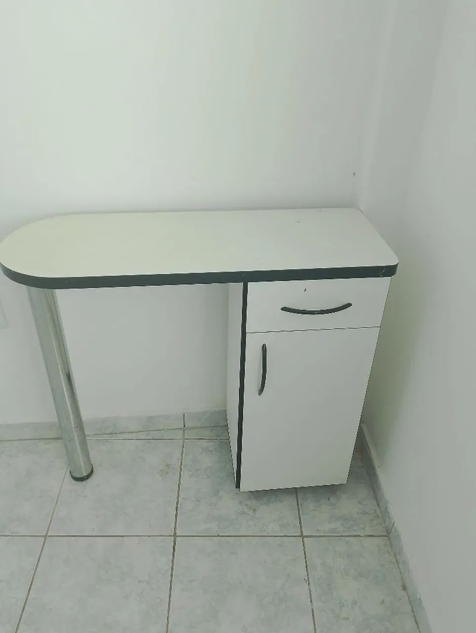 Mesa de manicure com armário e cadeira  - Foto 3