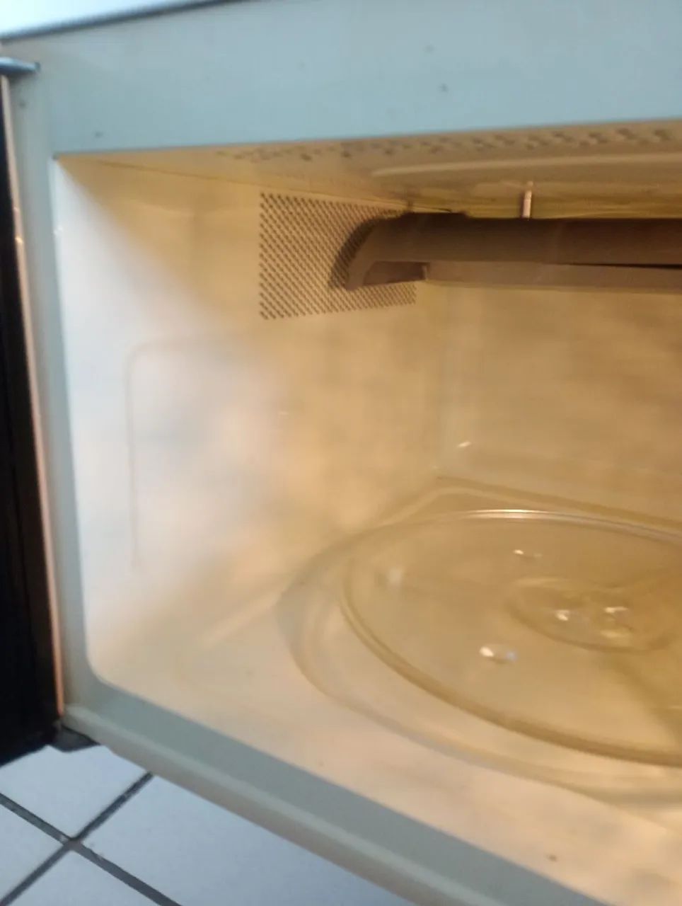 Forno microondas marca Sharp bem conservado  - Foto 3