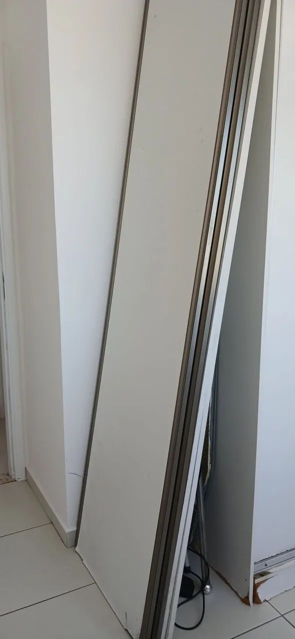 Quatro portas de guarda roupa planejado