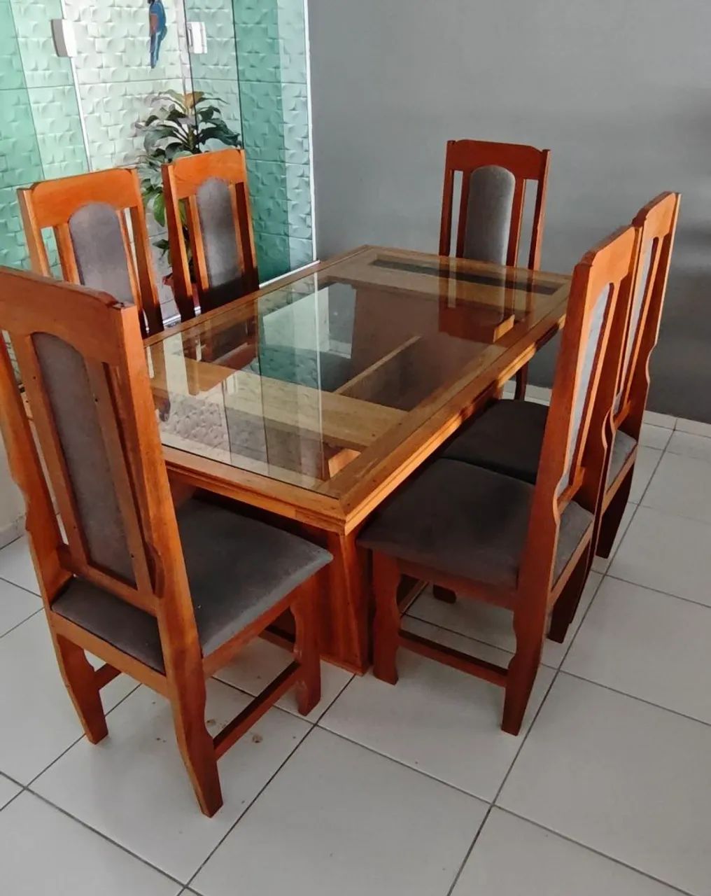 Mesa de Madeira 1,60 por 0,90, com 6 cadairas