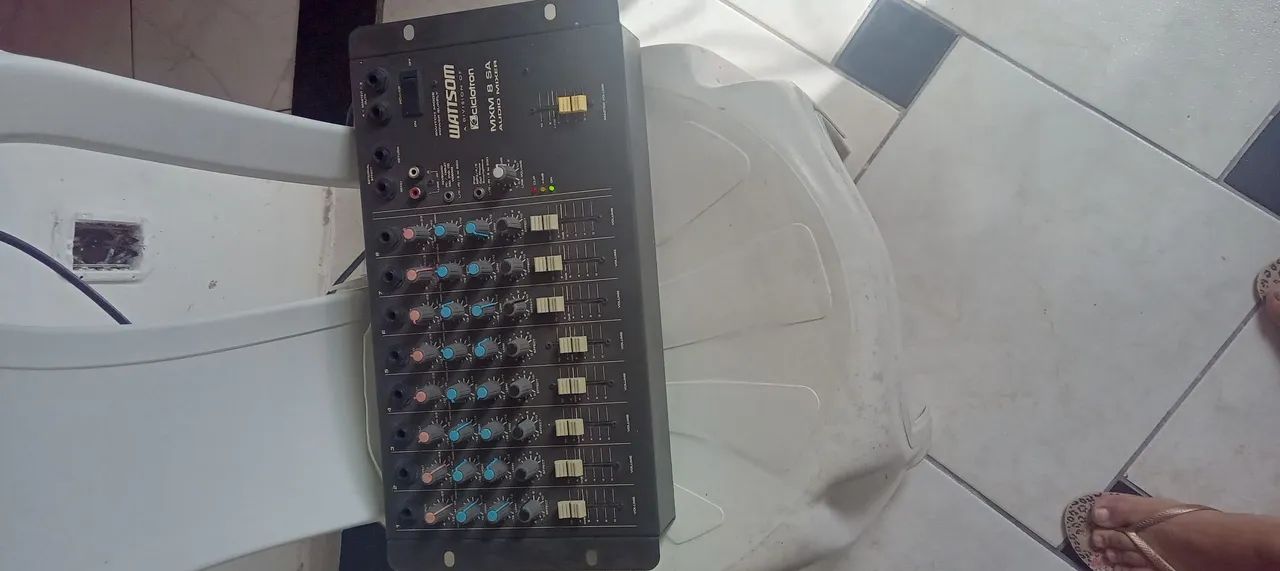 Mesa de som com oito saidas.