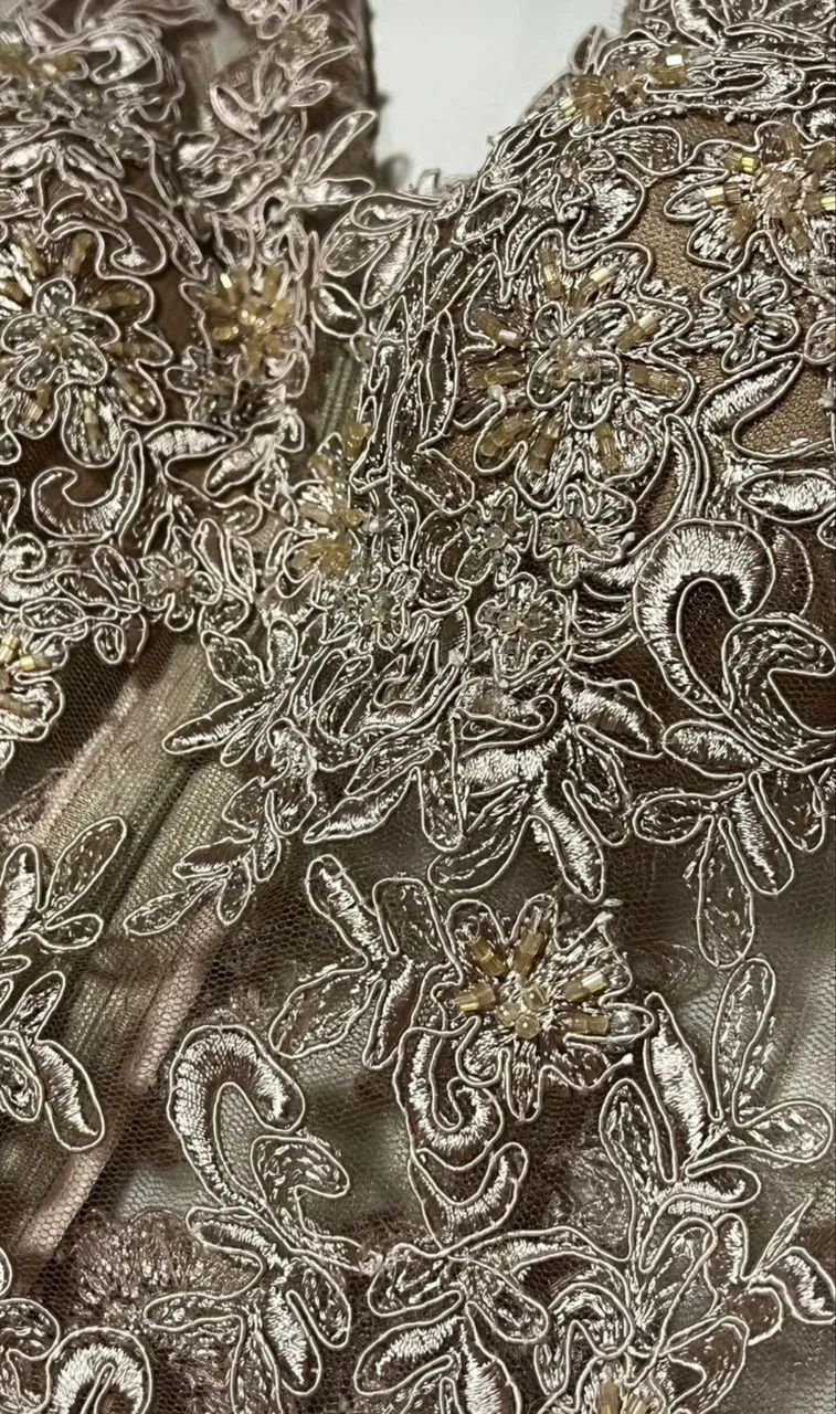 Vestido curto de renda e chiffon - Foto 4