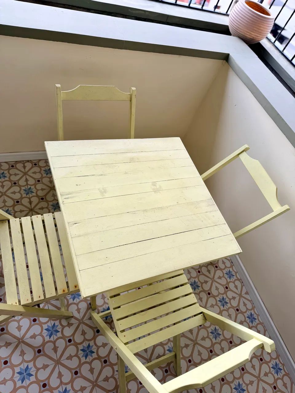 Mesa amarela com 4 cadeiras - Foto 3