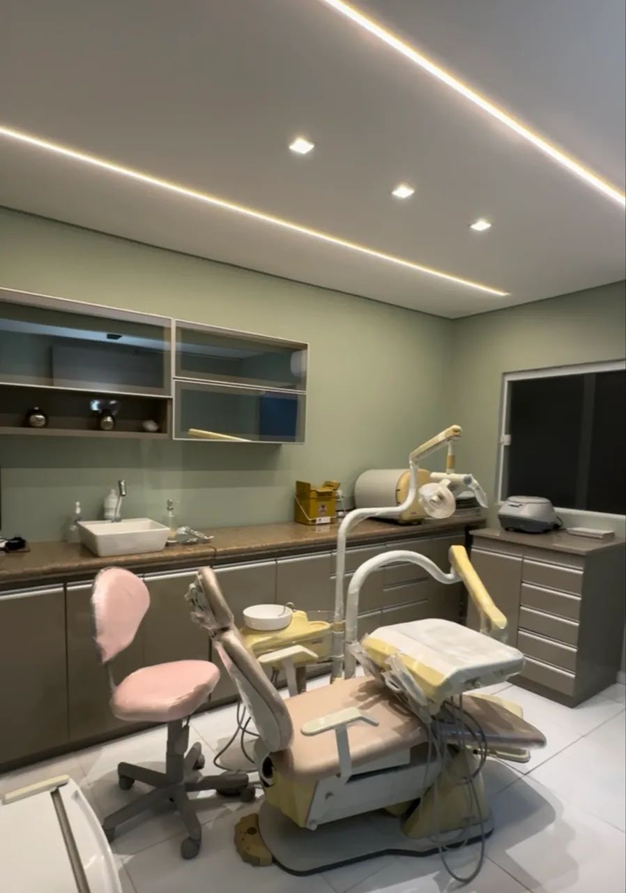 CADEIRA ODONTOLÓGICA E COMPRESSOR