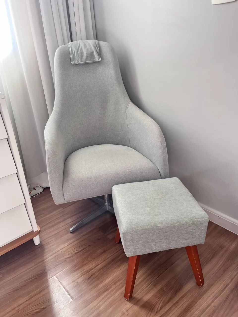 Poltrona Cinza Design moderno e elegante + Puff 