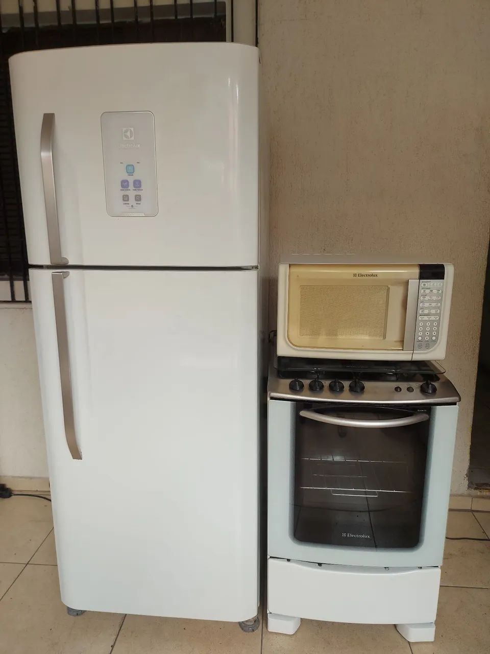 Geladeira Frost Free Electrolux + Fogão 4 bocas Electrolux + Microondas Semi Novos 110v