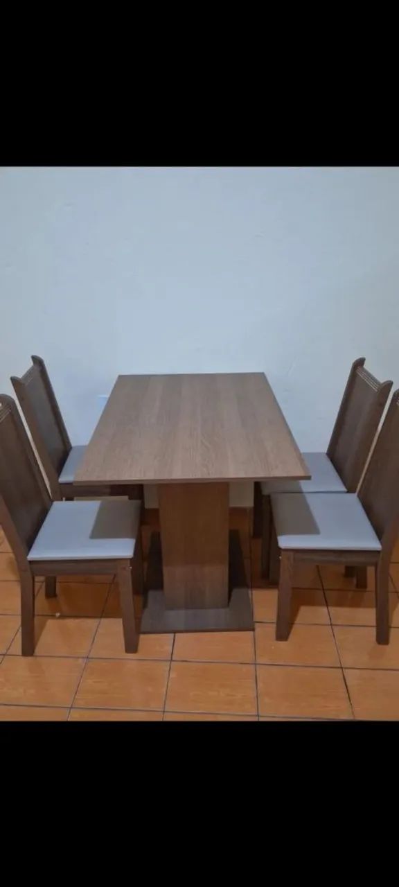 Mesa com 4 cadeiras