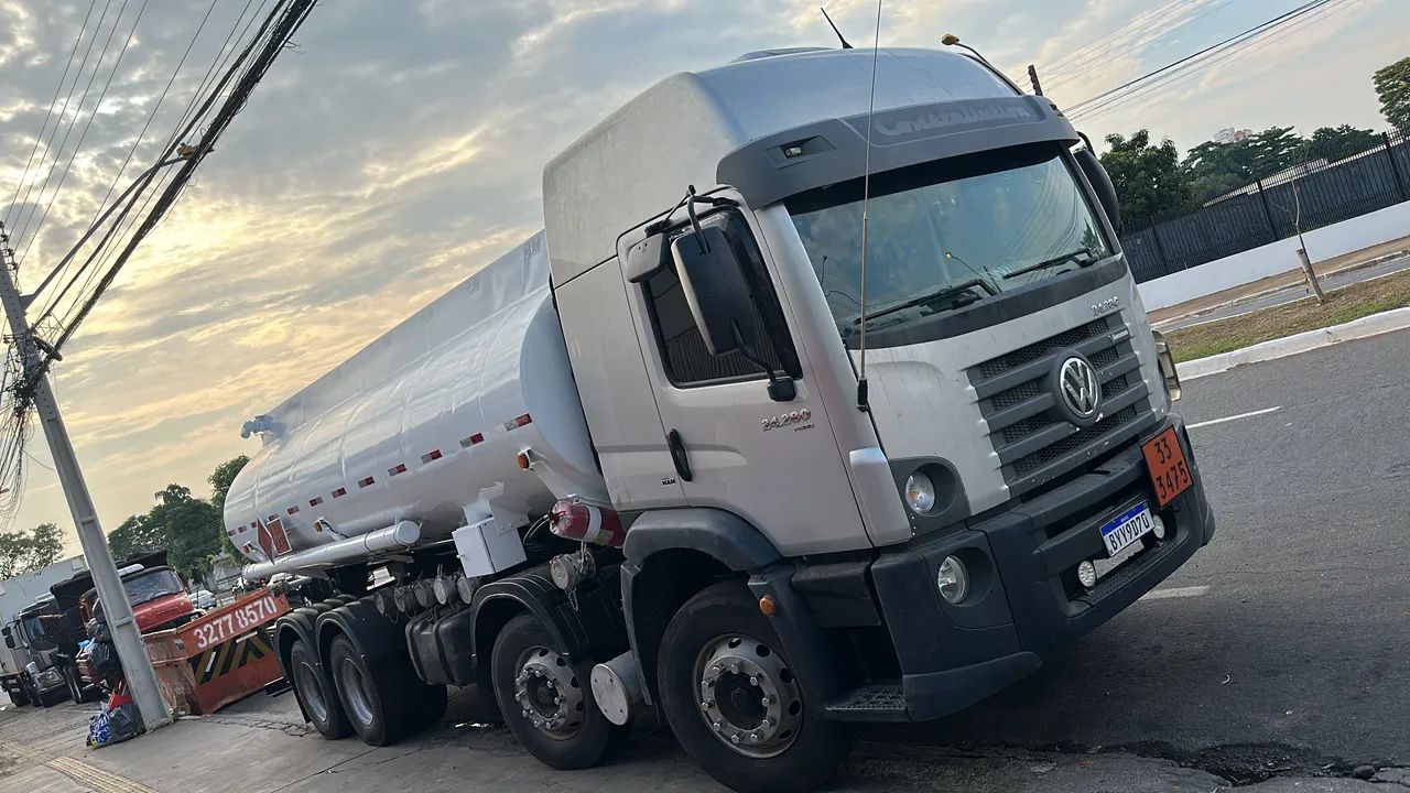 Caminhão tanque combustível 