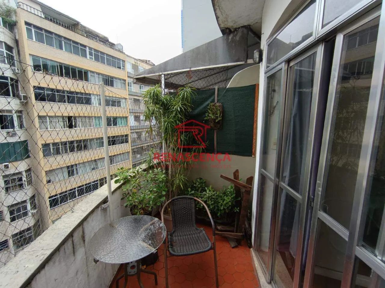Cobertura com 1 quarto e varanda em Copacabana.