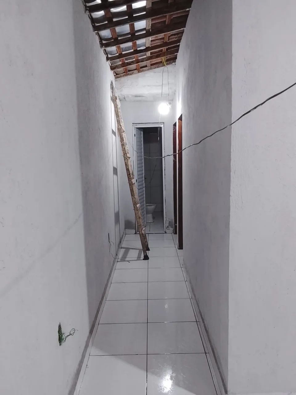 Aluga-se casa ( ao fundo ) - Foto 2