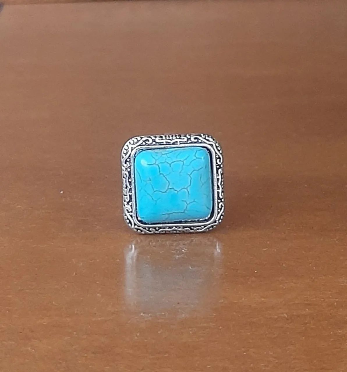 Anel de prata trabalhada e pedra azul-turquesa. Aro 18. Forma quadrada. - Foto 2