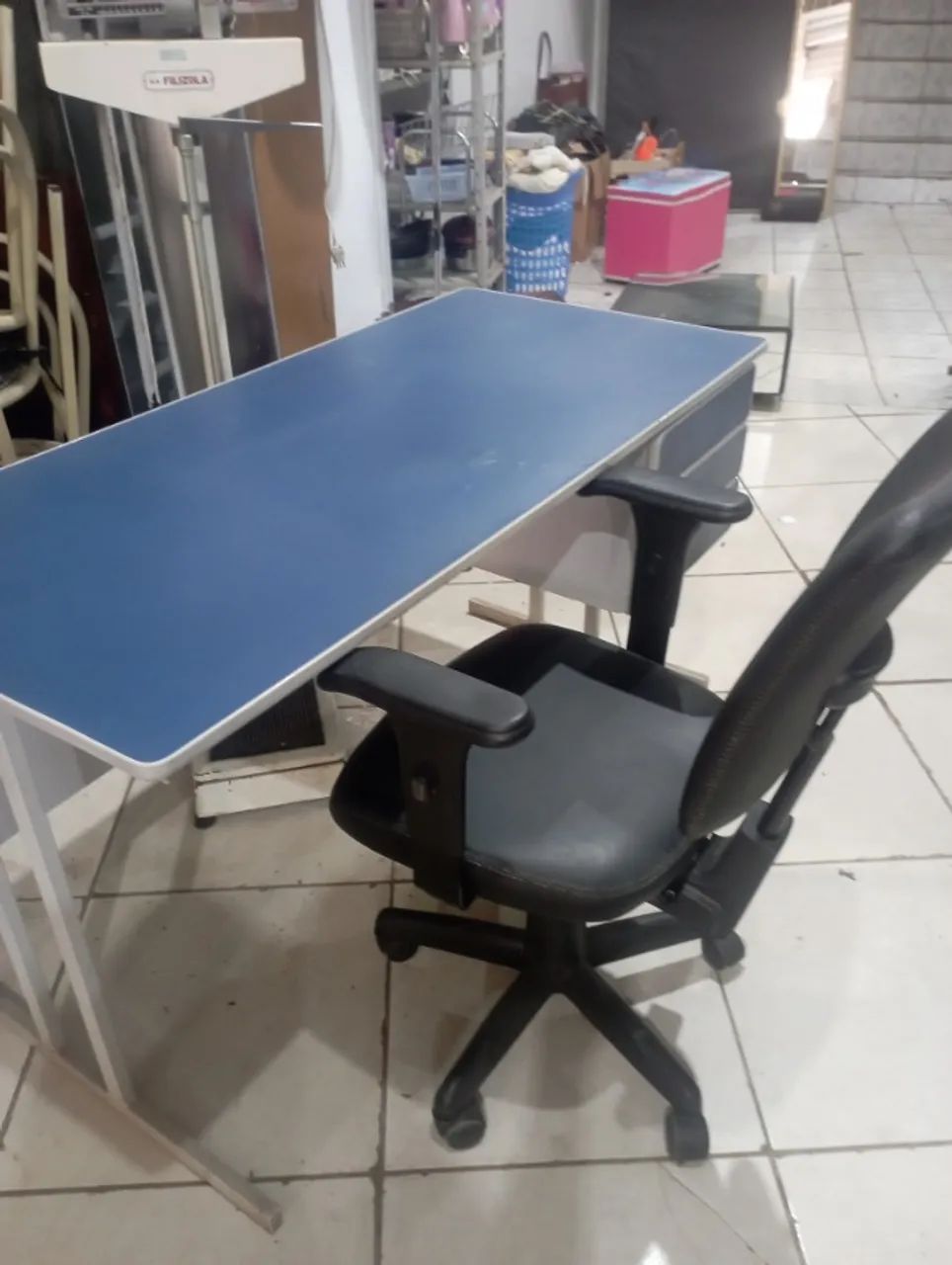(Cód 061) Mesa de Escritório e uma excelente cadeira de couro  - Foto 4