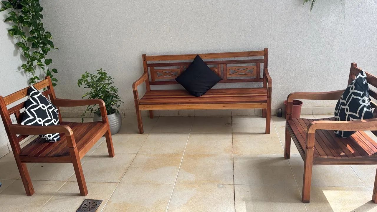 Conjunto de bancos de madeira maciça 