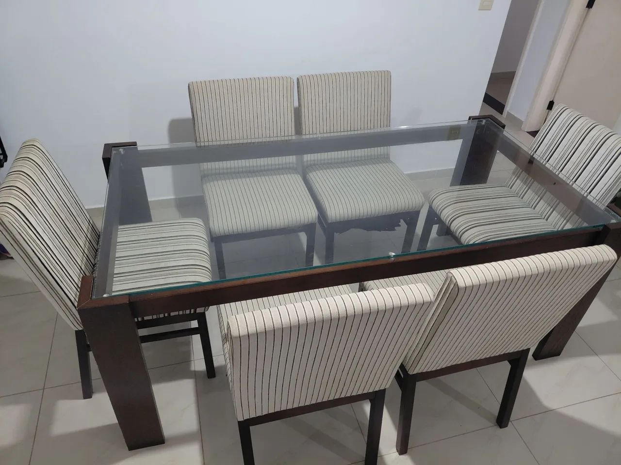 Mesa de vidro e 6 cadeiras