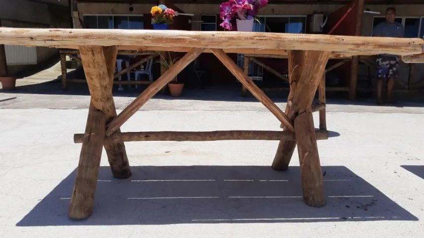 Mesa em madeira rustica.