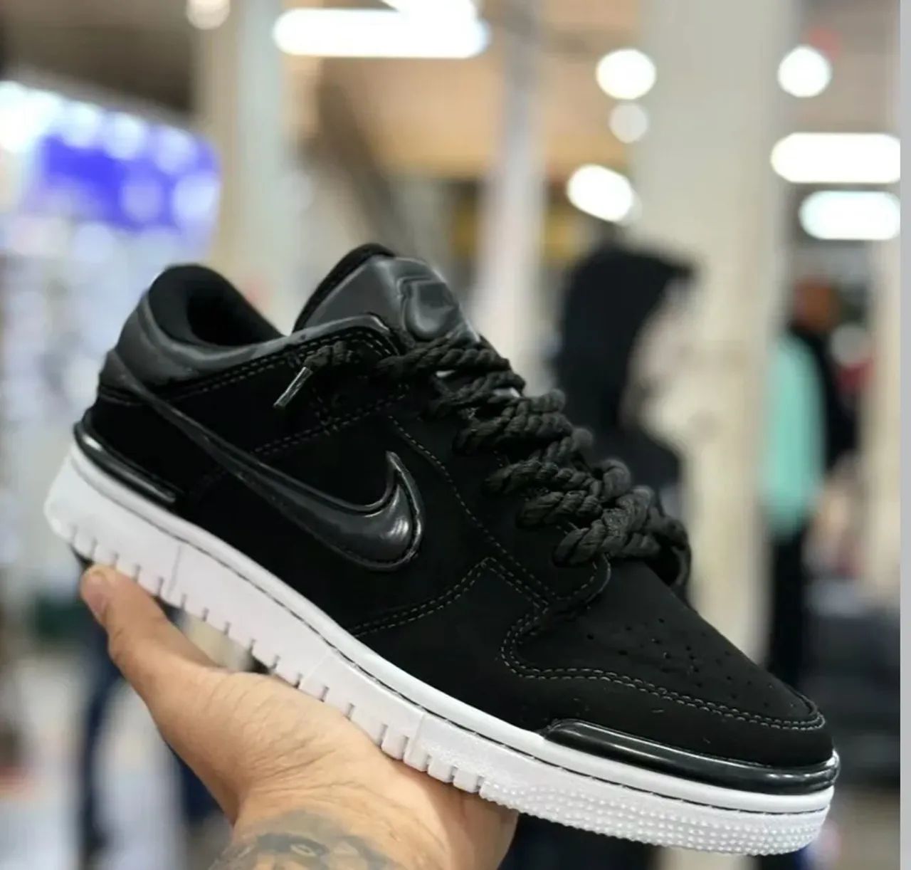 Tênis Nike preto branco.