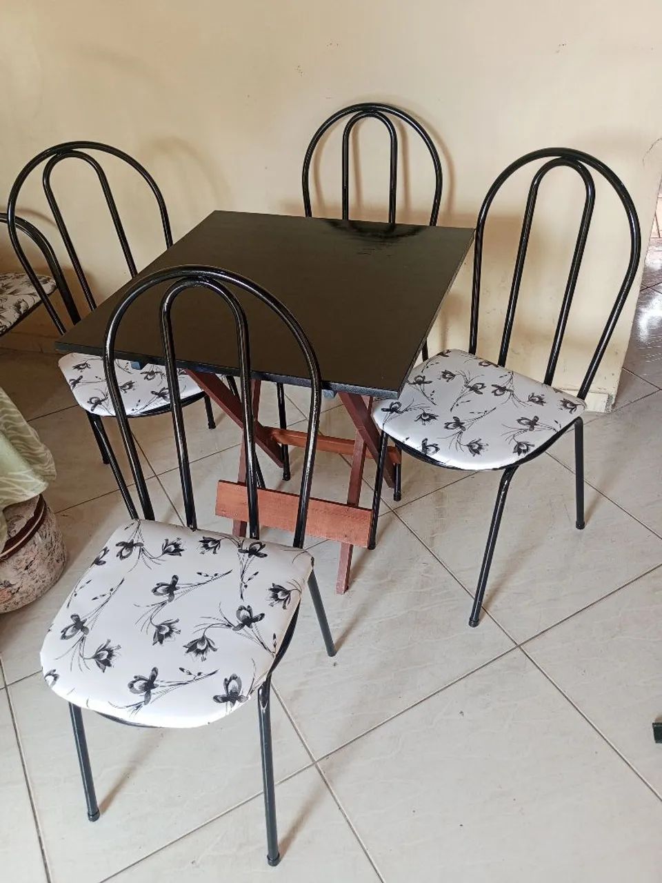 mesa de mármore com as 4 cadeiras 