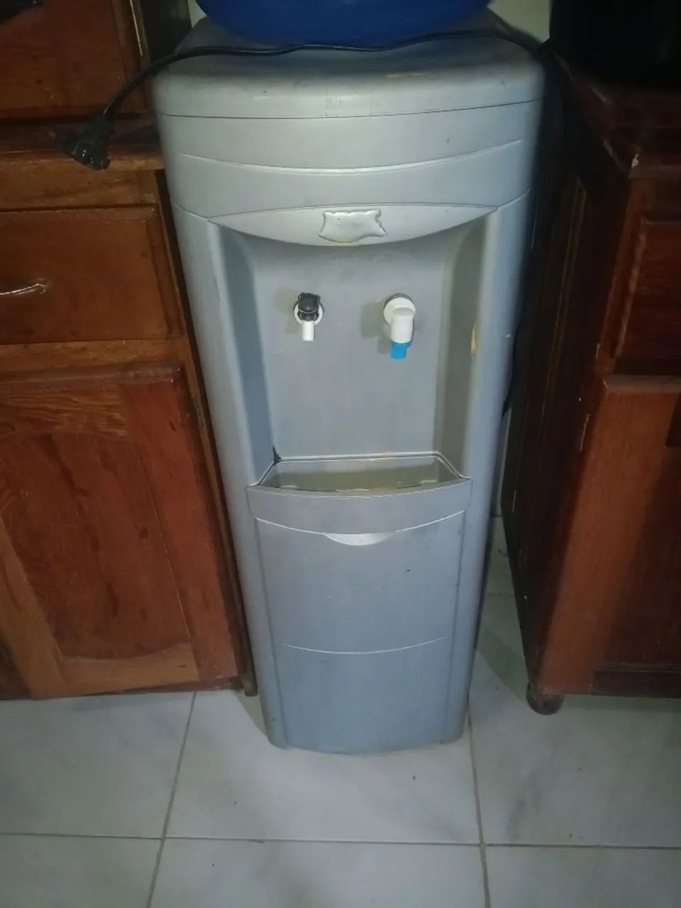 Vende-se um Bebedouro elétrico usado em bom estado fone *62 