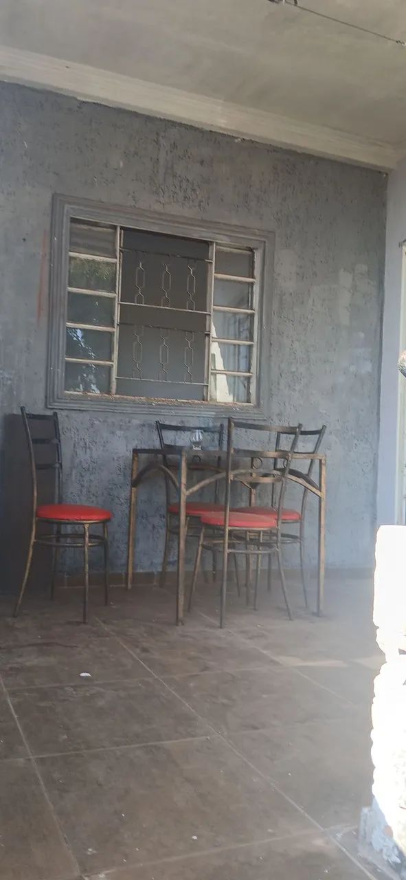 Casa ,no andar de cima , espaçosa, 