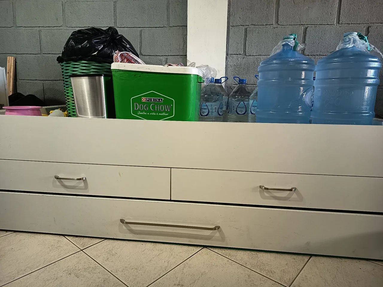 Cama solteiro com várias gavetas
