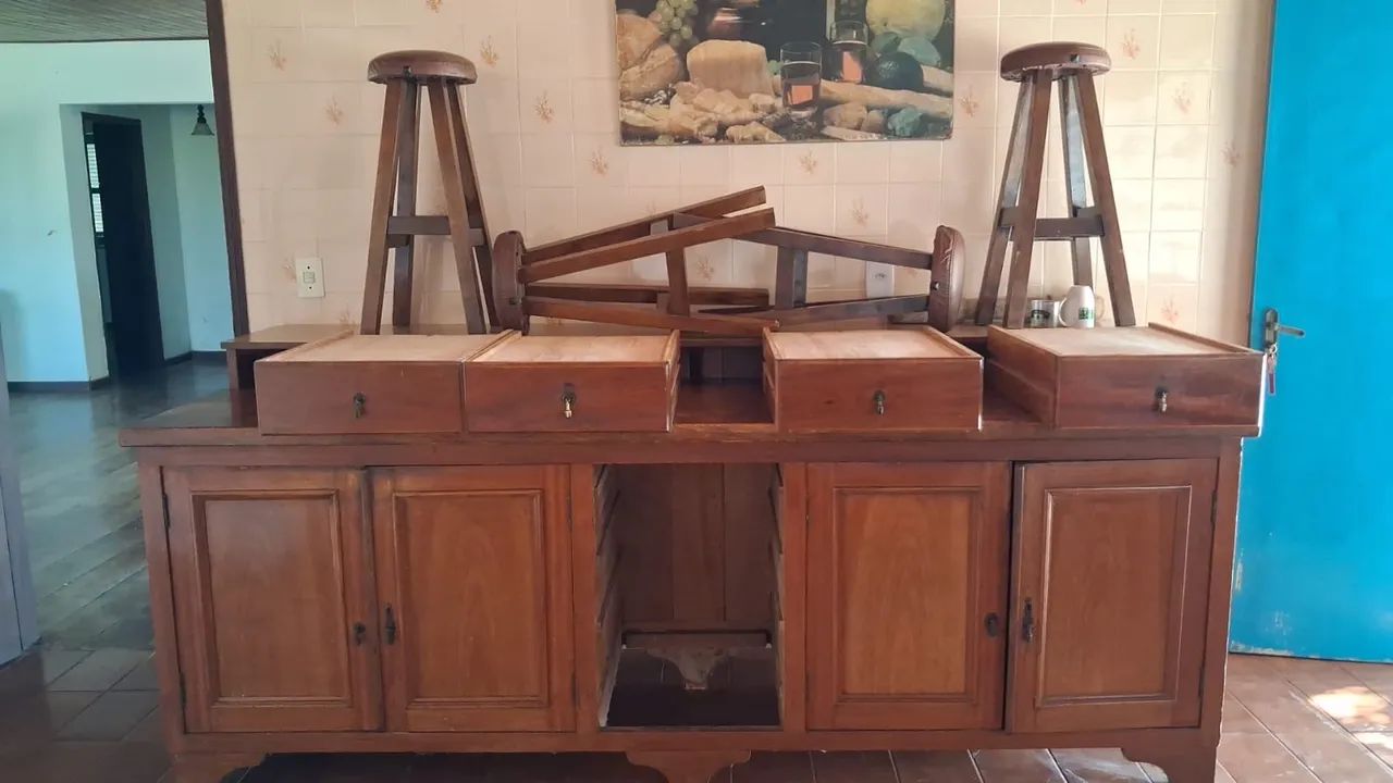 Vendo balcão, com bancos. (madeira maciça) - Foto 3