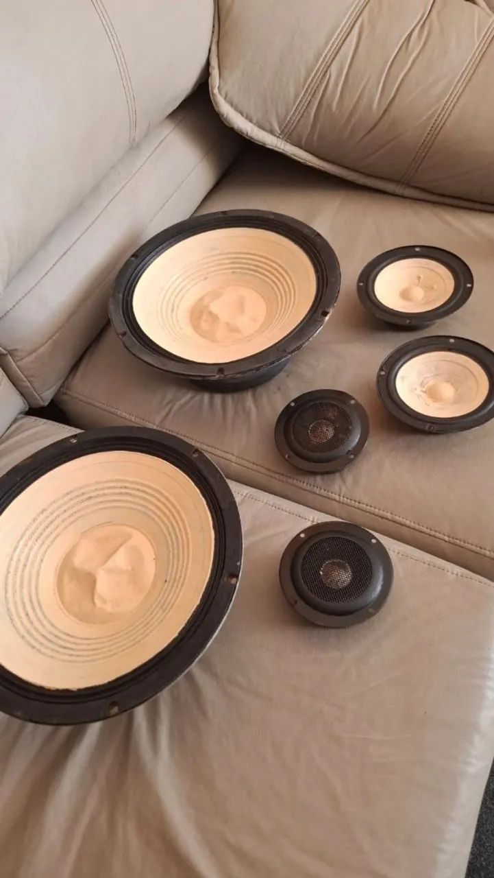 Jogo de alto falantes <br><br>2 de 10 polegadas 450 watts<br>2 mid ranges<br>2 tweeters