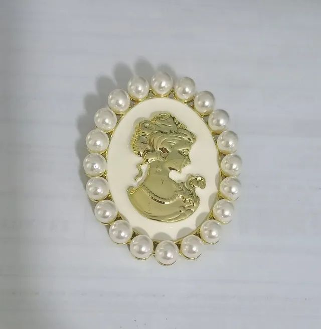 Broche de Pérolas Camafeu Dourado (novo)