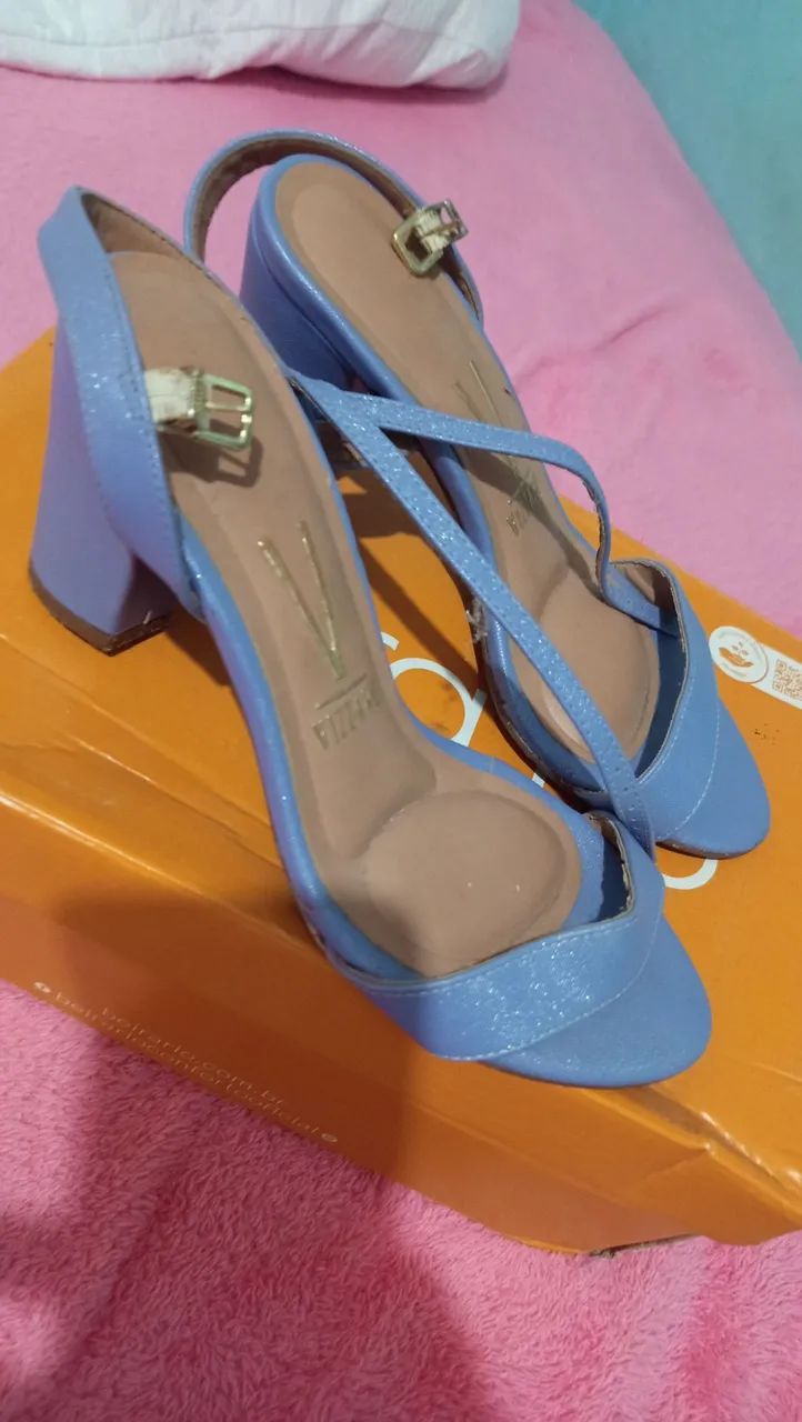 Sandália de salto lilás com brilhos  - Foto 2