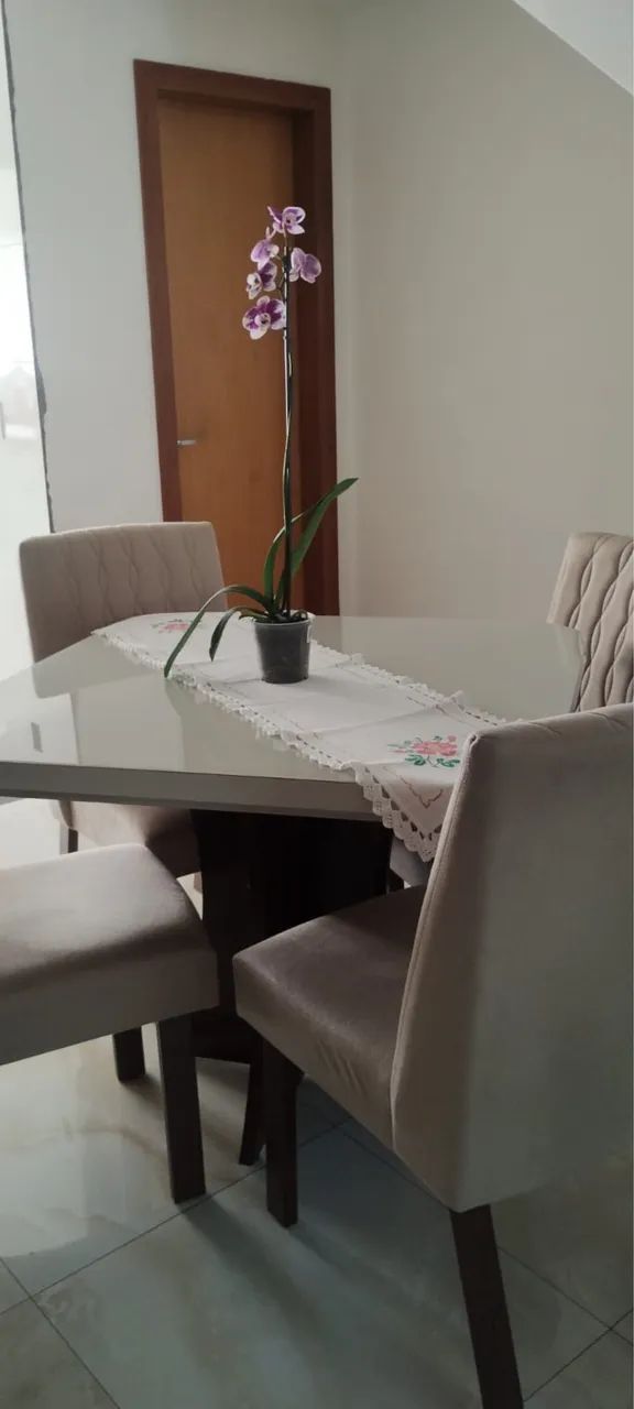 Mesa com quatro cadeiras - Excelente  - Foto 4