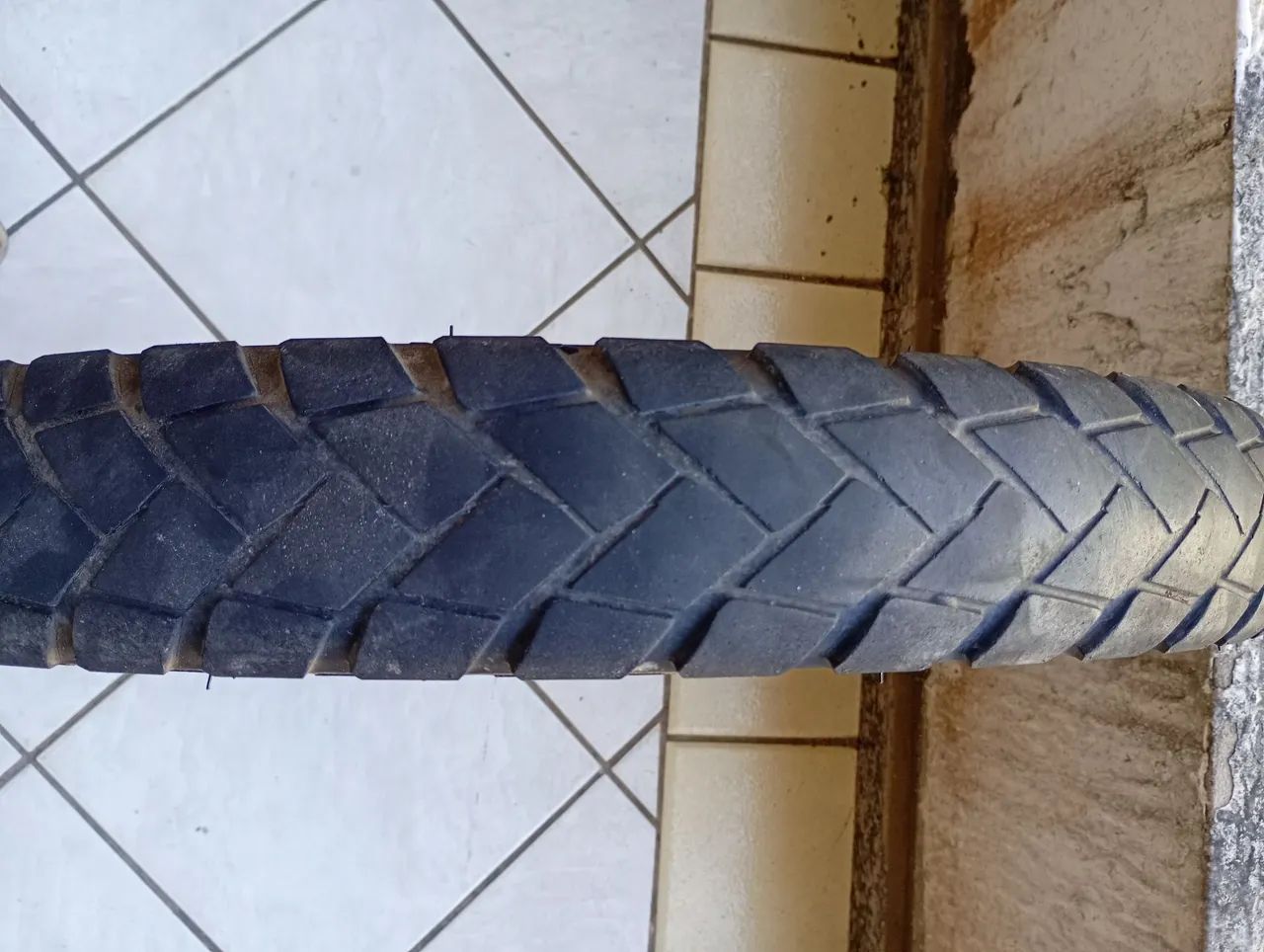 Vendo este pneu dianteiro 80 90 aro 21 