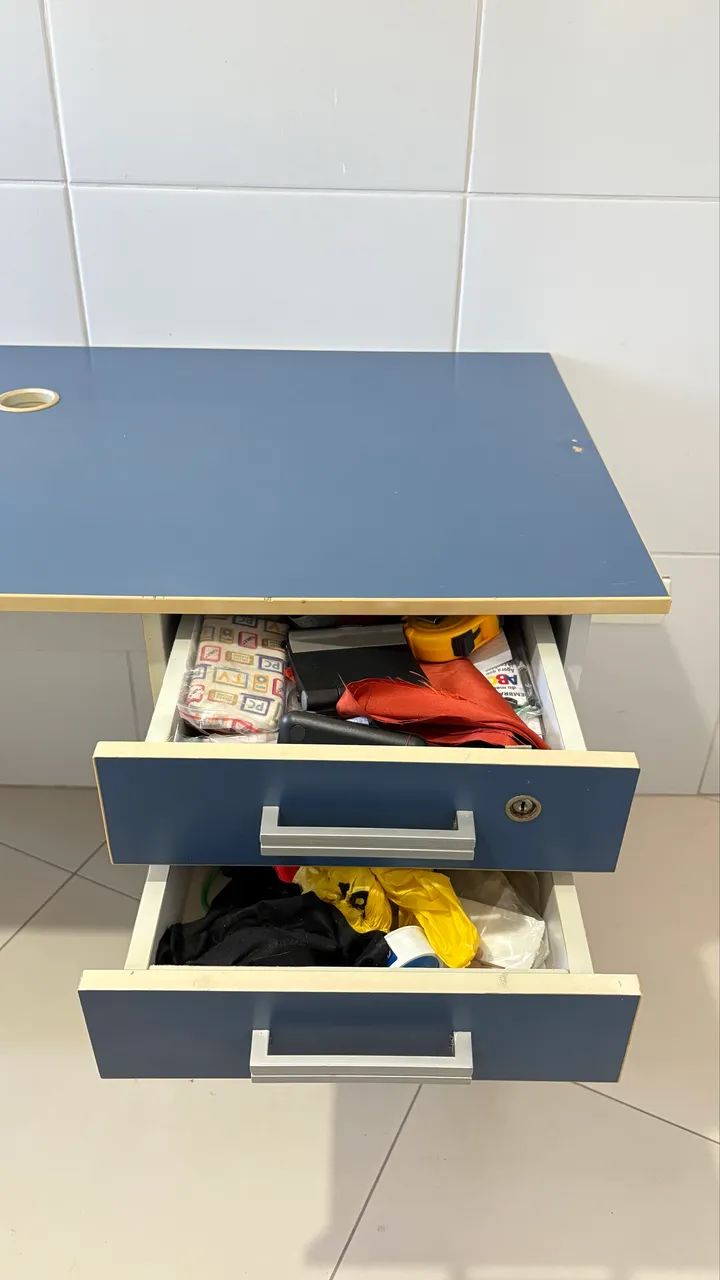 Mesa para Escritório / Home Office com 2 Gavetas e Passa-Cabo - Foto 3
