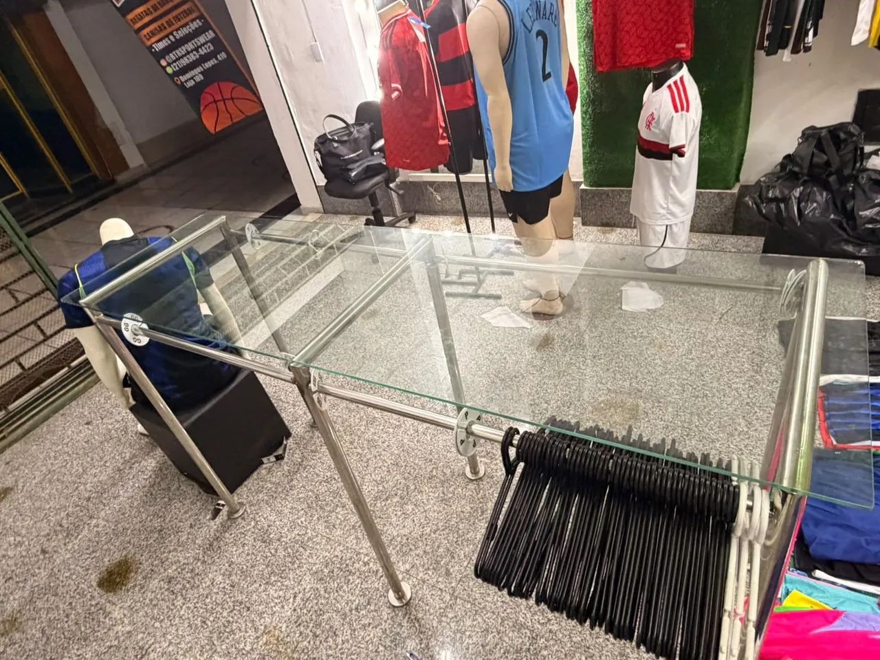 Mesa linda de vidro / inox para lojas com cabideiro - Foto 2
