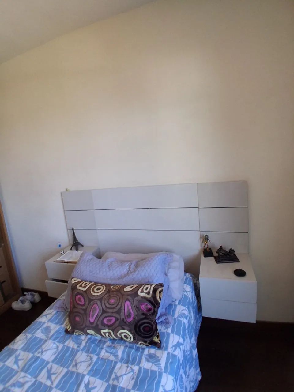 Cabeceira de cama com gavetas laterais 