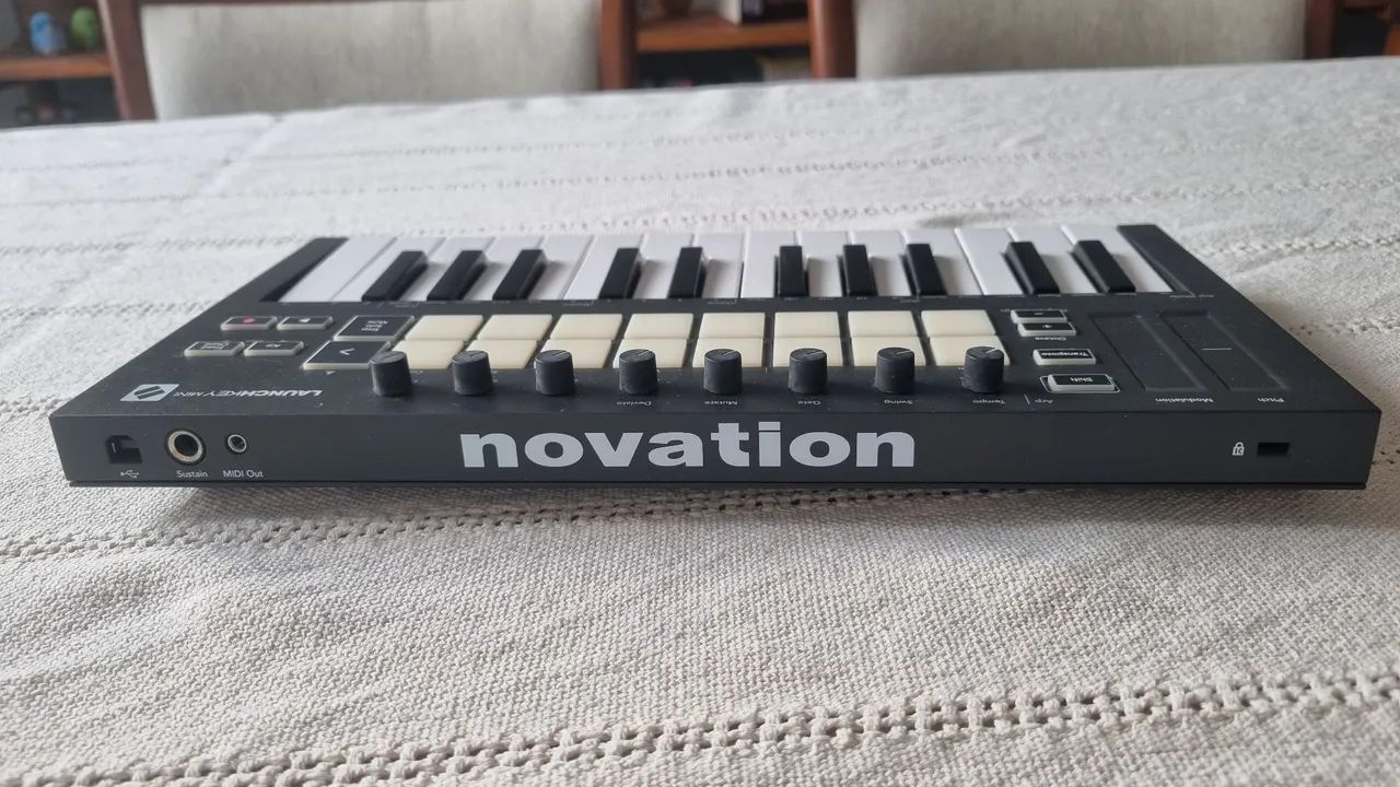 Teclado Controlador MIDI Novation Launchkey Mini MK3 - 25 teclas