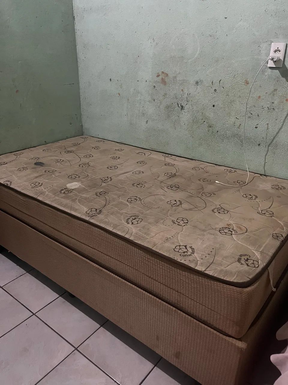 Cama e colchão solteirão 