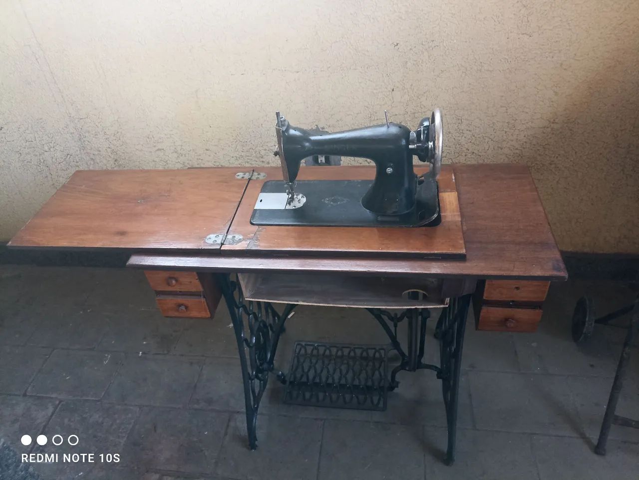 Máquina de costura antiga65580445861890125