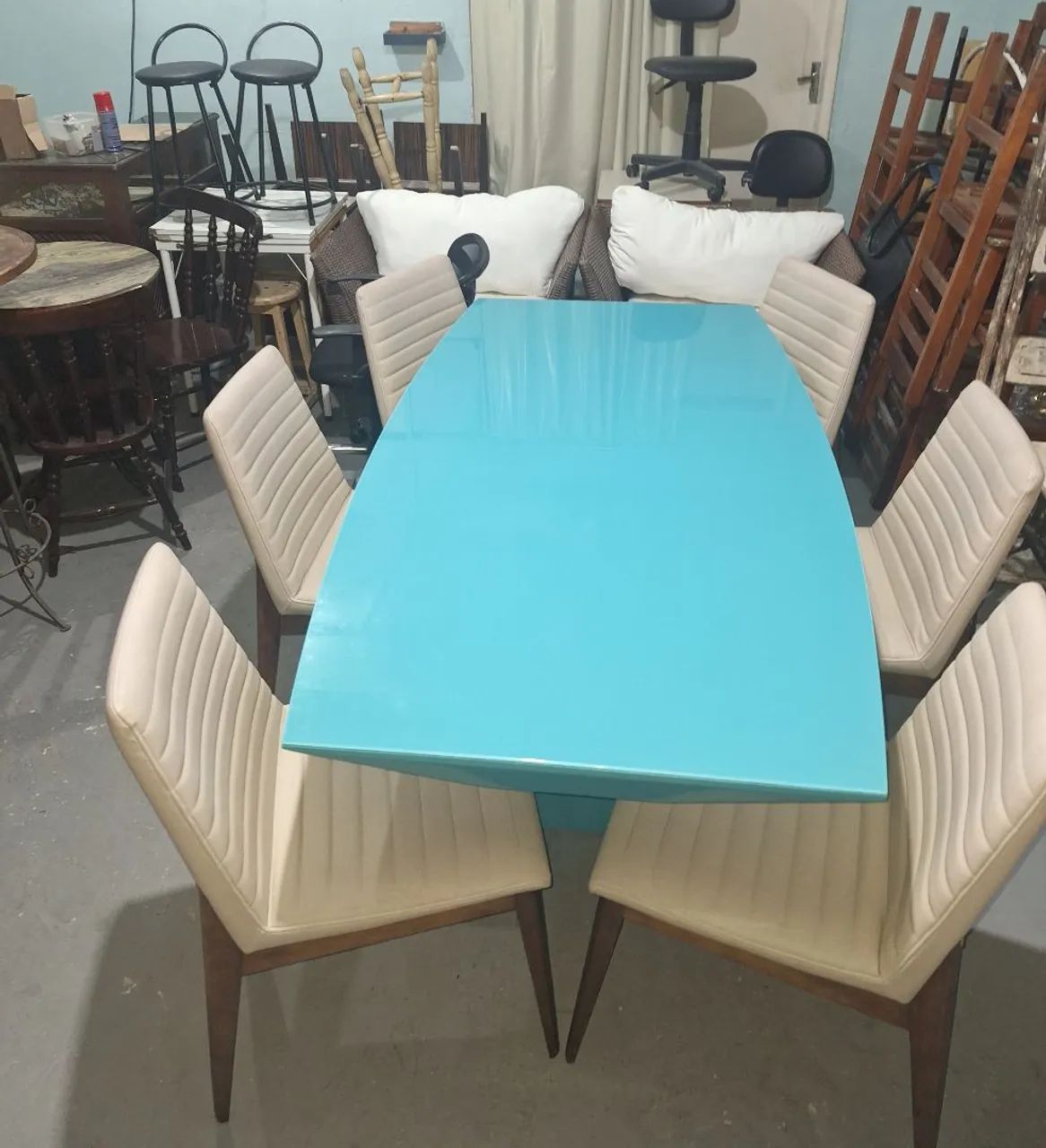 Mesa com 6 cadeiras em ótimo estado. 