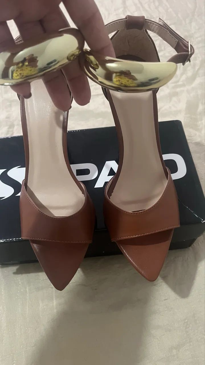 Sandália cor caramelo com detalhe dourado NOVA!!!!*