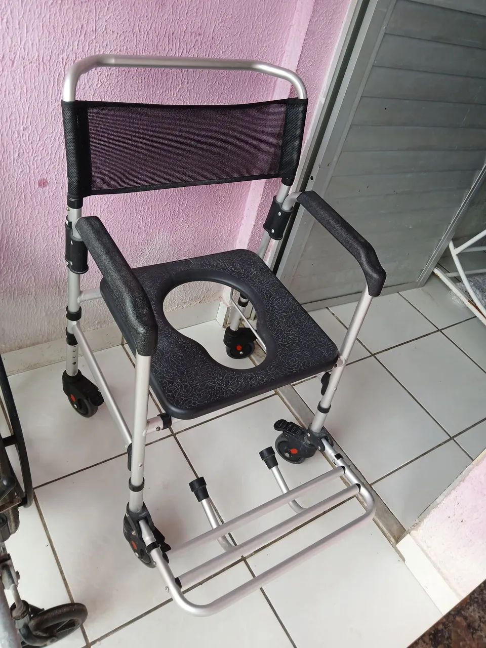 Vendo 2 Cadeira de rodas - Foto 2