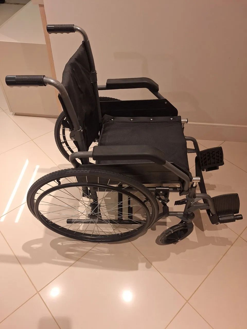 EQUIPAMENTOS MÉDICO - CADEIRA DE RODAS  - Foto 2