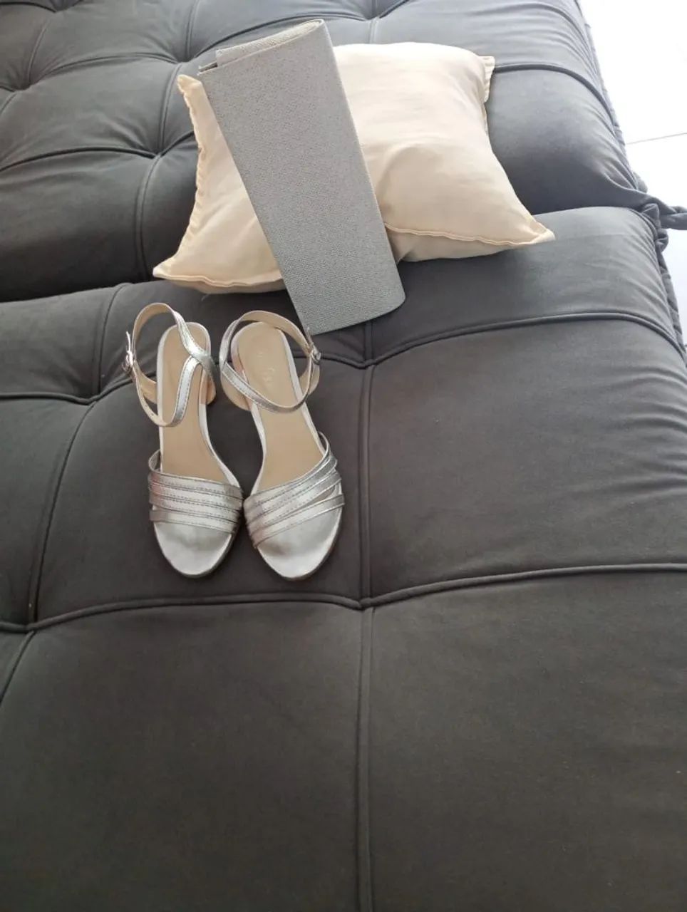 Sandália e bolsa prateada belíssima  - Foto 3