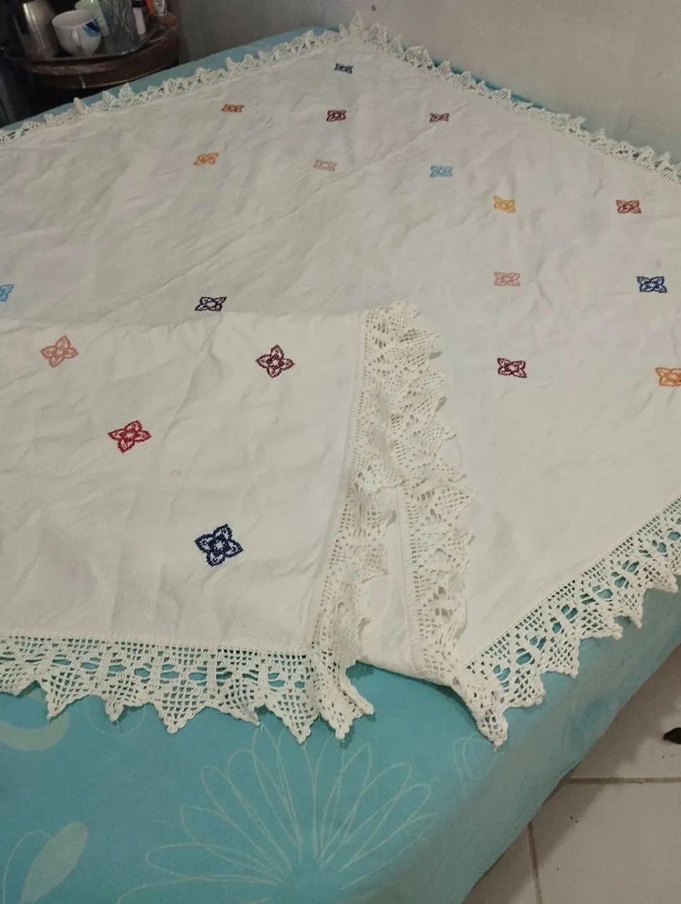 Toalha de mesa bordada e com bico de crochê ( 2,20/160). - Foto 2