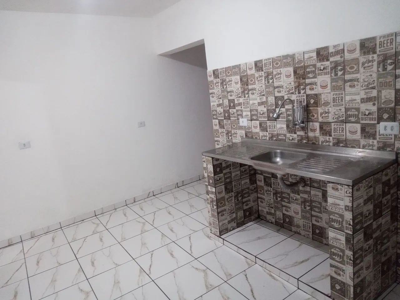 Aluga-se uma casa de três cômodos
