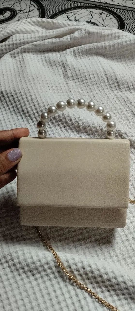 Bolsa pequena com alça de pérolas 