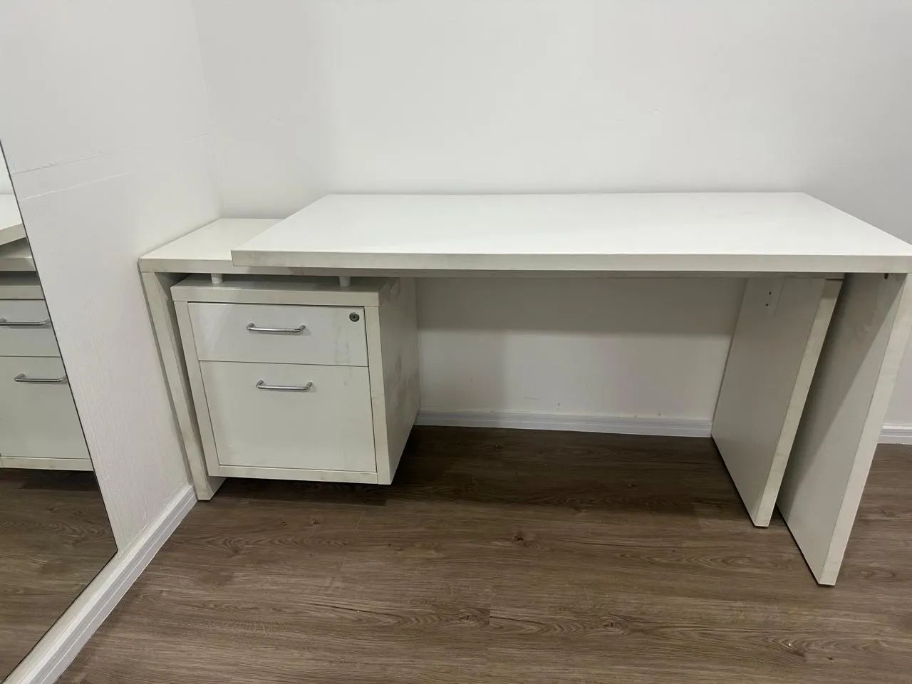 Mesa branca com gavetas 