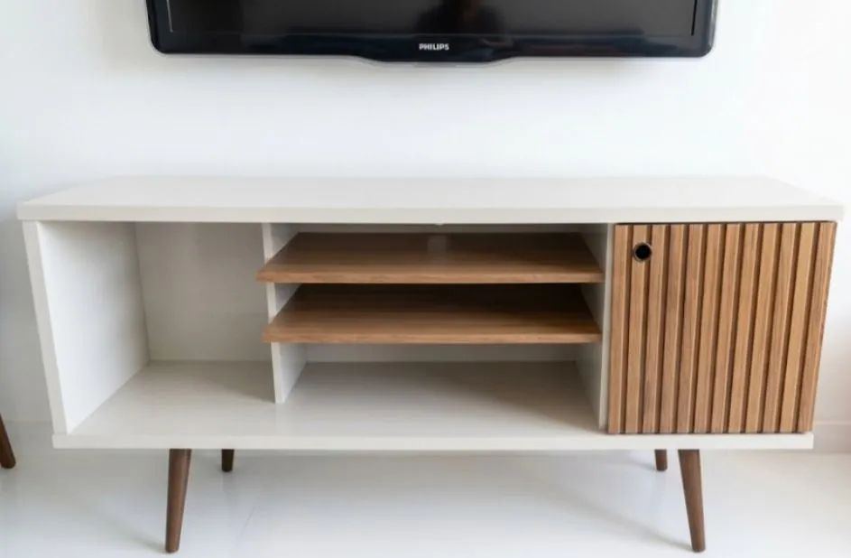 Rack Retrô para TV com Pés Palito e Porta Ripada