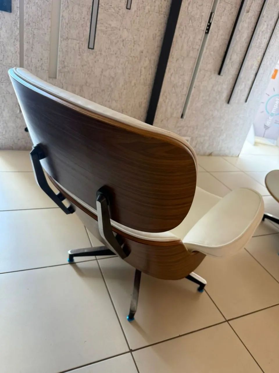 Poltrona modelo Charles Eames , madeira com acabamento em couro sintético claro. - Foto 3